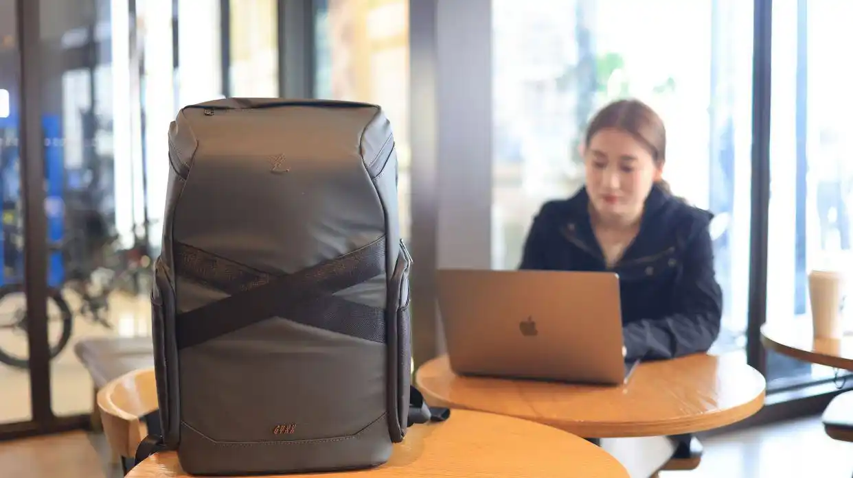 容量超大的光影行星纪元双肩电脑包，你觉得怎么样？