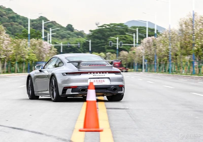 保时捷911Carrera 4S评测_保时捷911Carrera 4S参数_兰博基尼跑车价钱